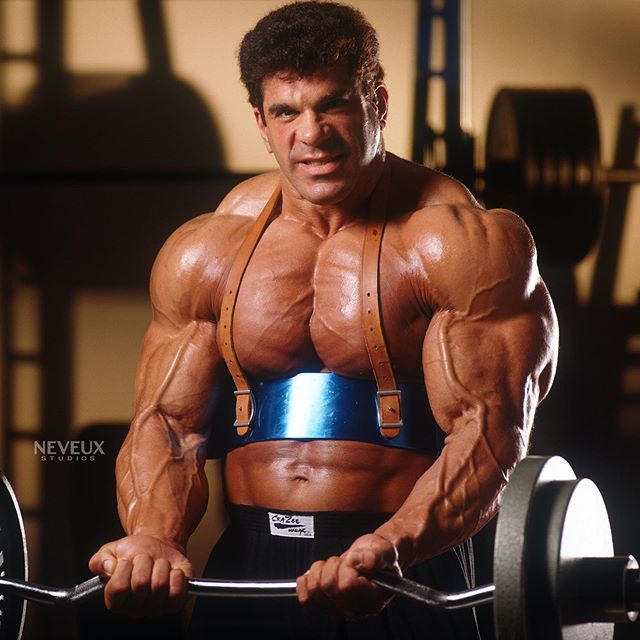 Lou Ferrigno using the arm blaster, Mike Neveux photo