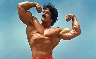 Mike Mentzer on a beach in Australia, double biceps pose