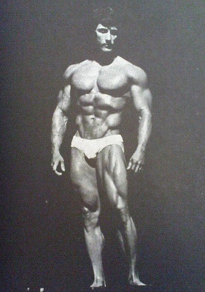 Frank Zane relaxed on stage, black-and-white photo